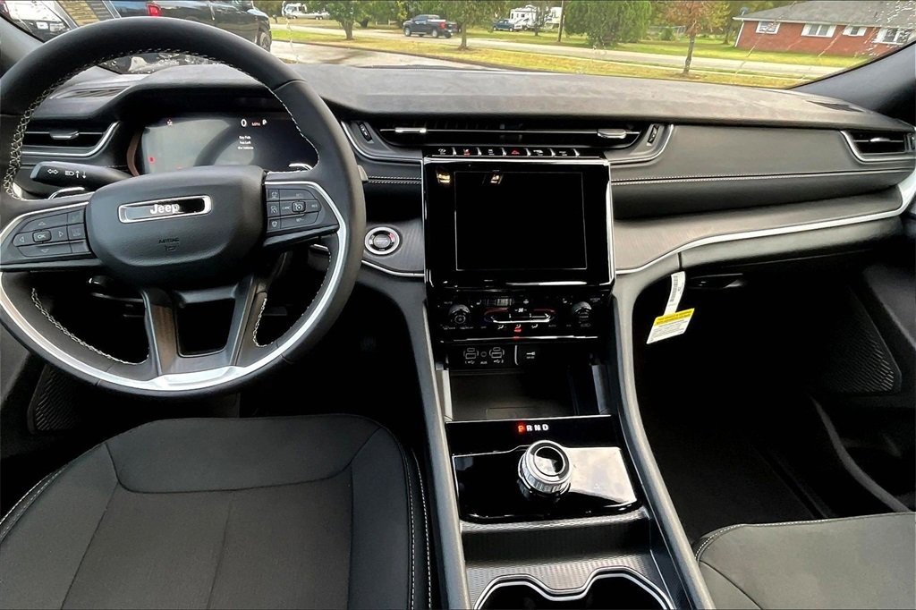 New 2025 Jeep Grand Cherokee Laredo w/ Luxury Tech Group I image 5