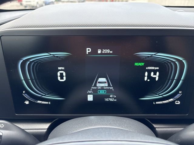 Used 2025 Kia Niro LX image 12