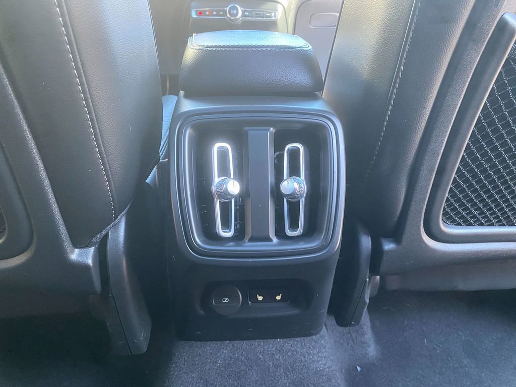 Used 2023 Volvo XC40 B5 Plus image 28