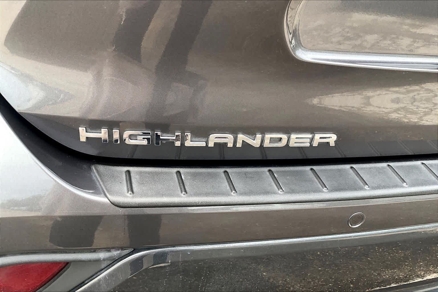 Used 2025 Toyota Highlander Limited FWD image 31
