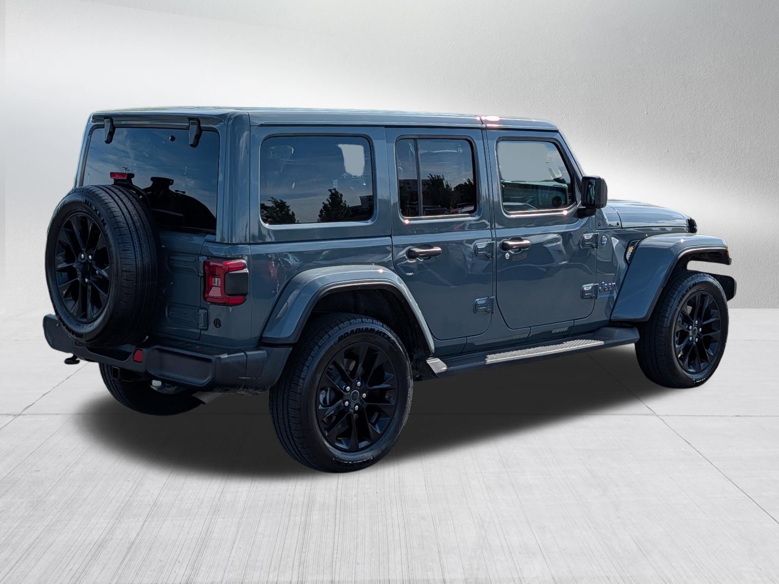 Used 2025 Jeep Wrangler Unlimited Sahara AWD/4WD image 7