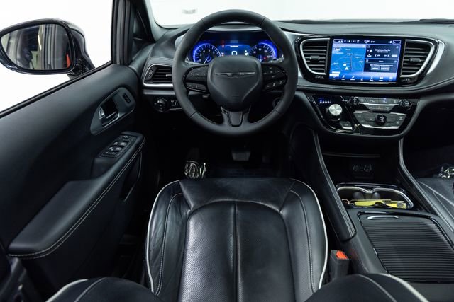 Used 2025 Chrysler Pacifica Limited image 3