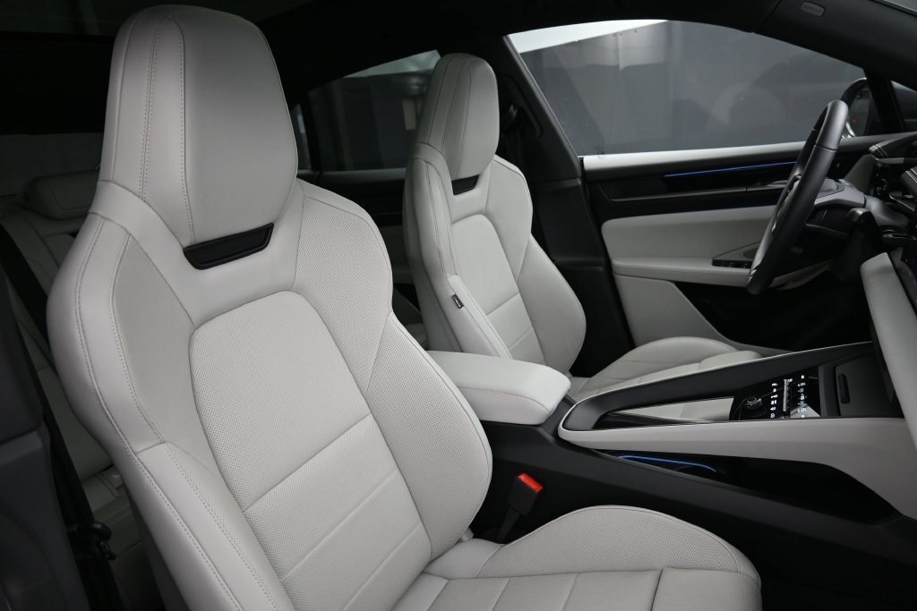 Certified 2025 Porsche Macan Electric RWD image 28