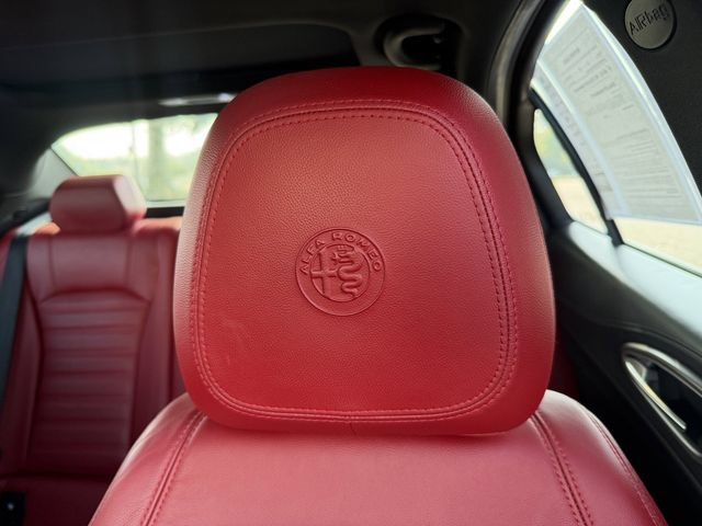Used 2022 Alfa Romeo Giulia Veloce AWD/4WD image 12