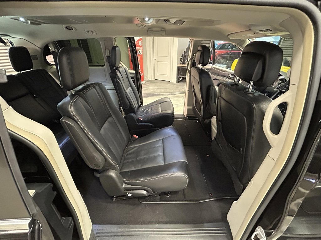 Used 2015 Chrysler Town & Country Touring image 40