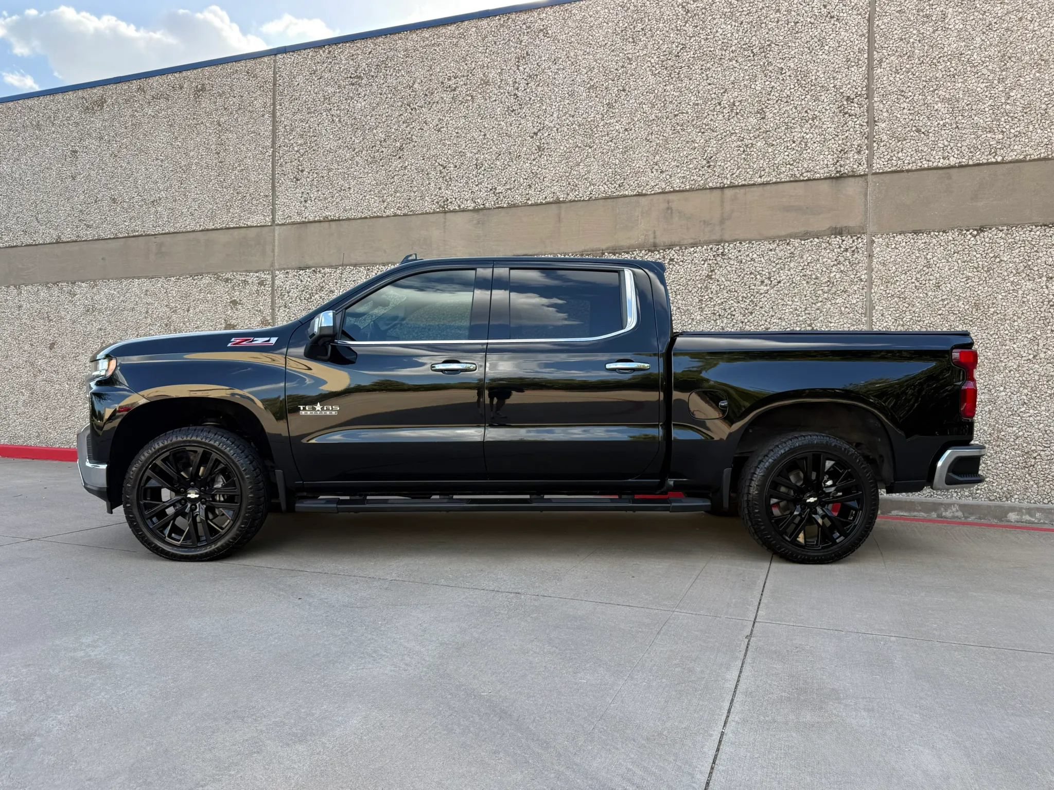 Used 2019 Chevrolet Silverado 1500 LTZ w/ LTZ Texas Edition AWD/4WD image 3