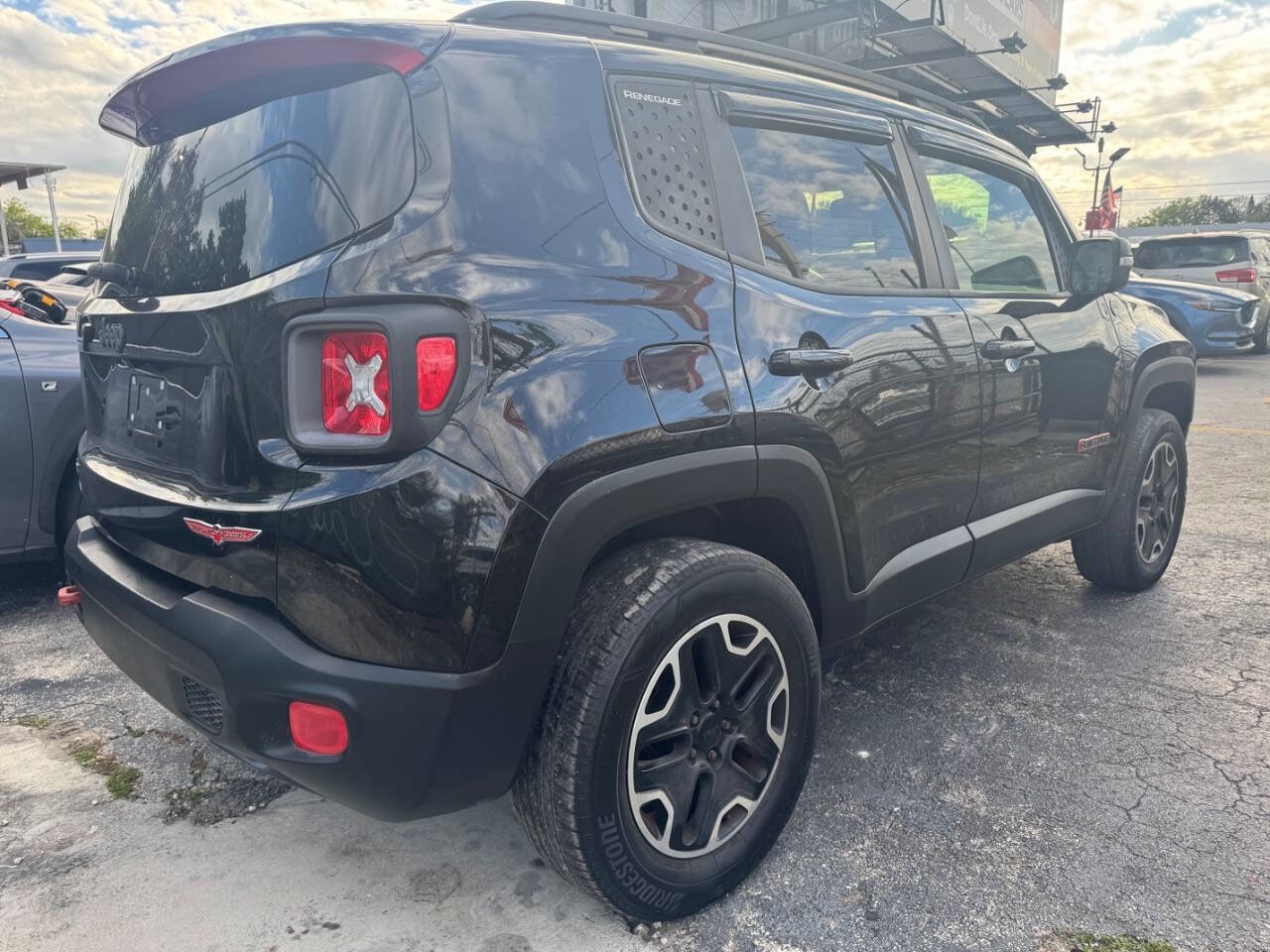 Used 2016 Jeep Renegade Trailhawk w/ Premium Trailhawk Package AWD/4WD image 5