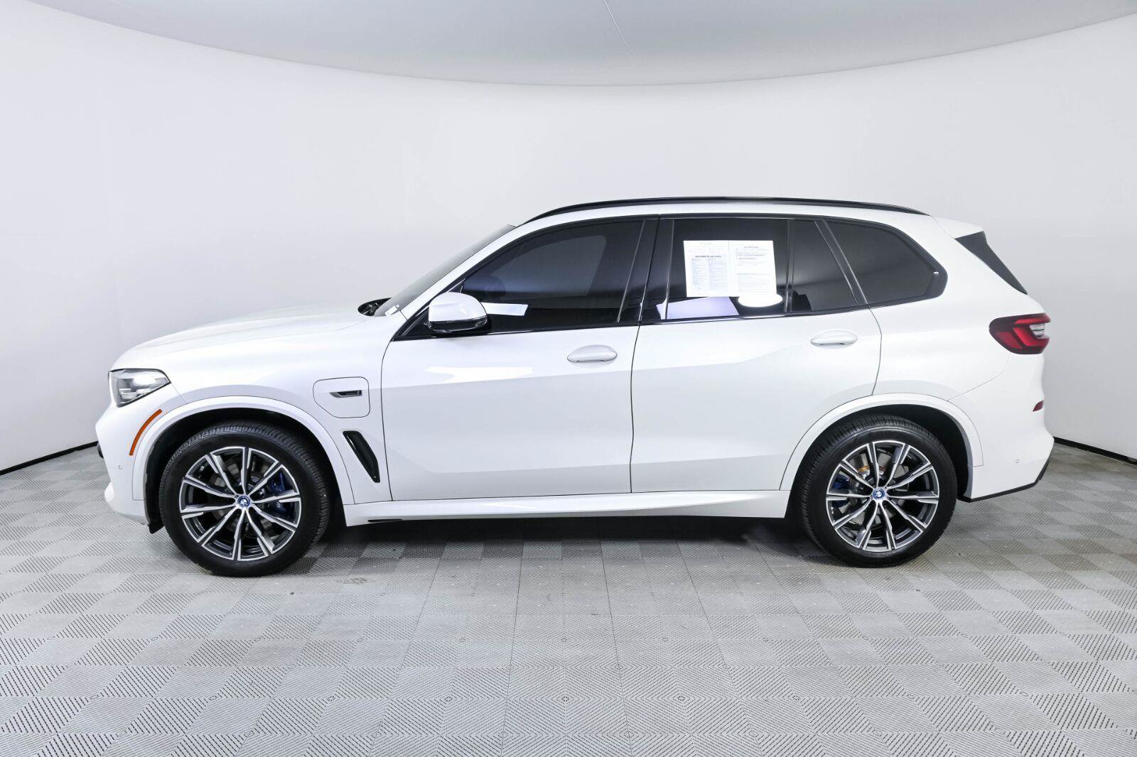 Used 2022 BMW X5 xDrive45e w/ M Sport Package AWD/4WD image 2