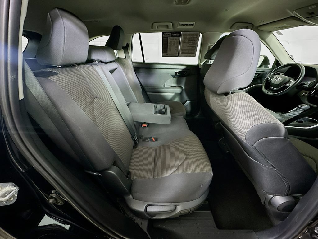 Used 2024 Toyota Highlander LE AWD/4WD image 11