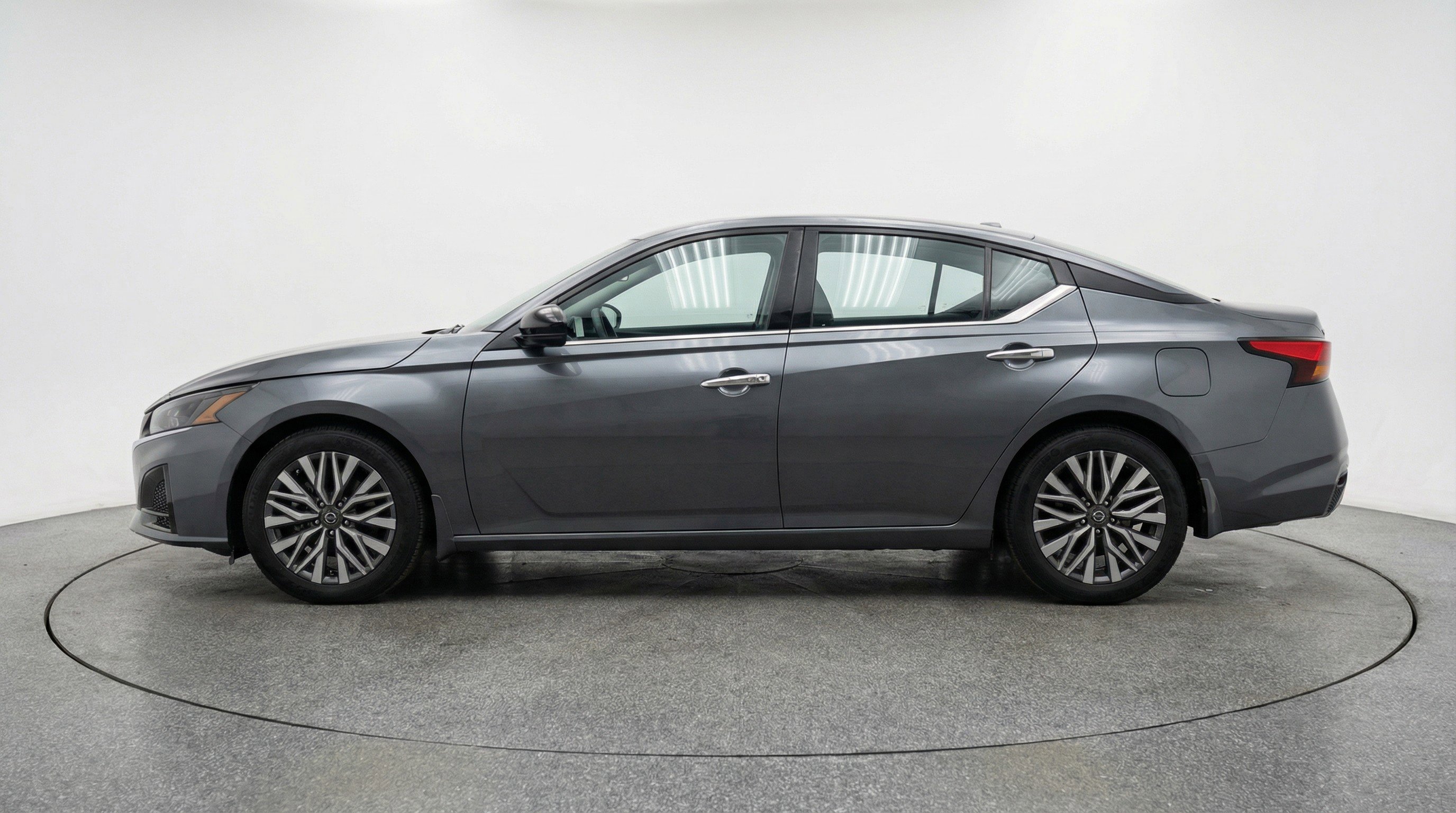 Used 2025 Nissan Altima 2.5 SV image 5