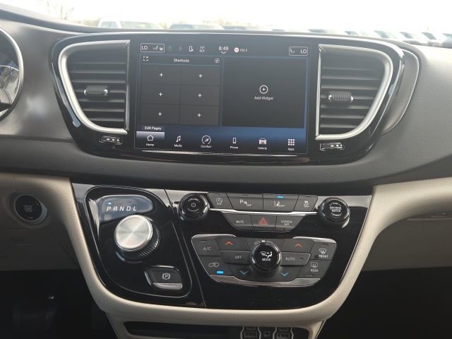 Used 2023 Chrysler Pacifica Touring-L image 33