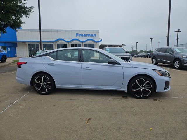 Used 2023 Nissan Altima 2.5 SR FWD image 4