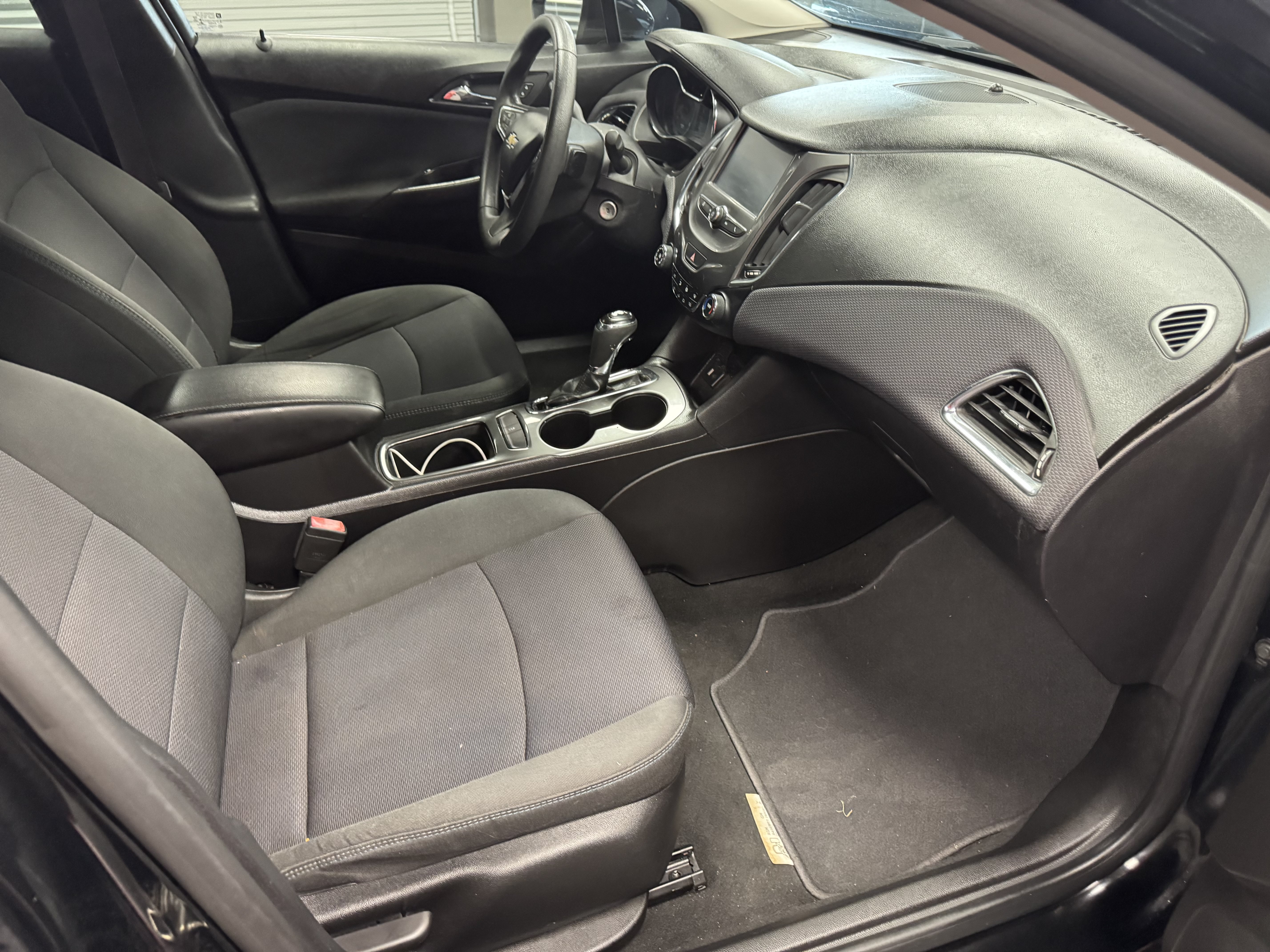 Used 2017 Chevrolet Cruze LT FWD image 12