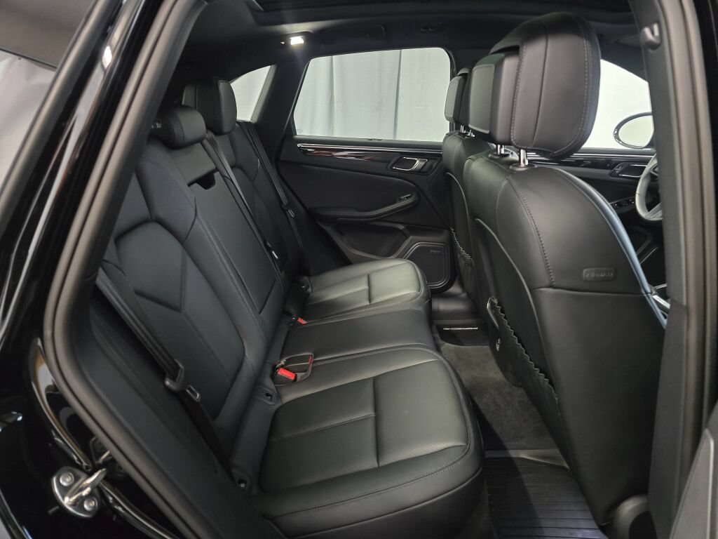 Certified 2026 Porsche Macan AWD/4WD image 23