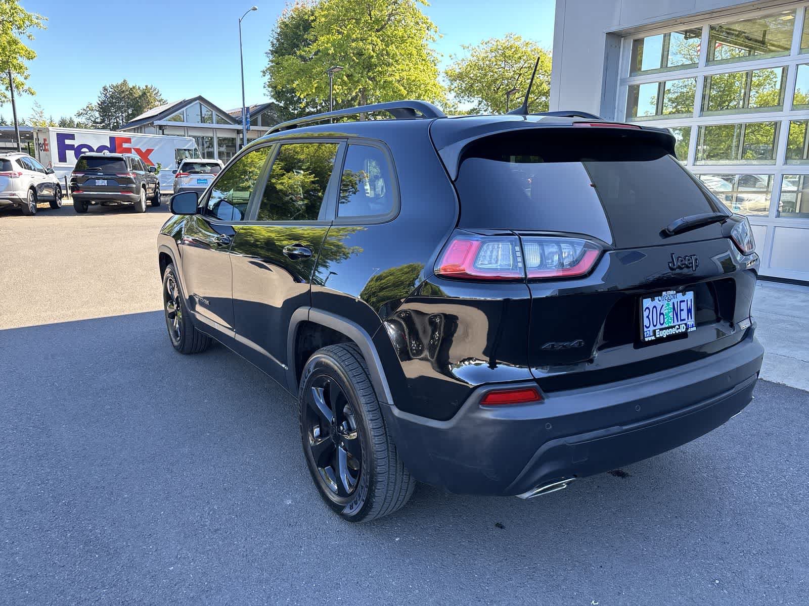 Used 2019 Jeep Cherokee Latitude Plus AWD/4WD image 3