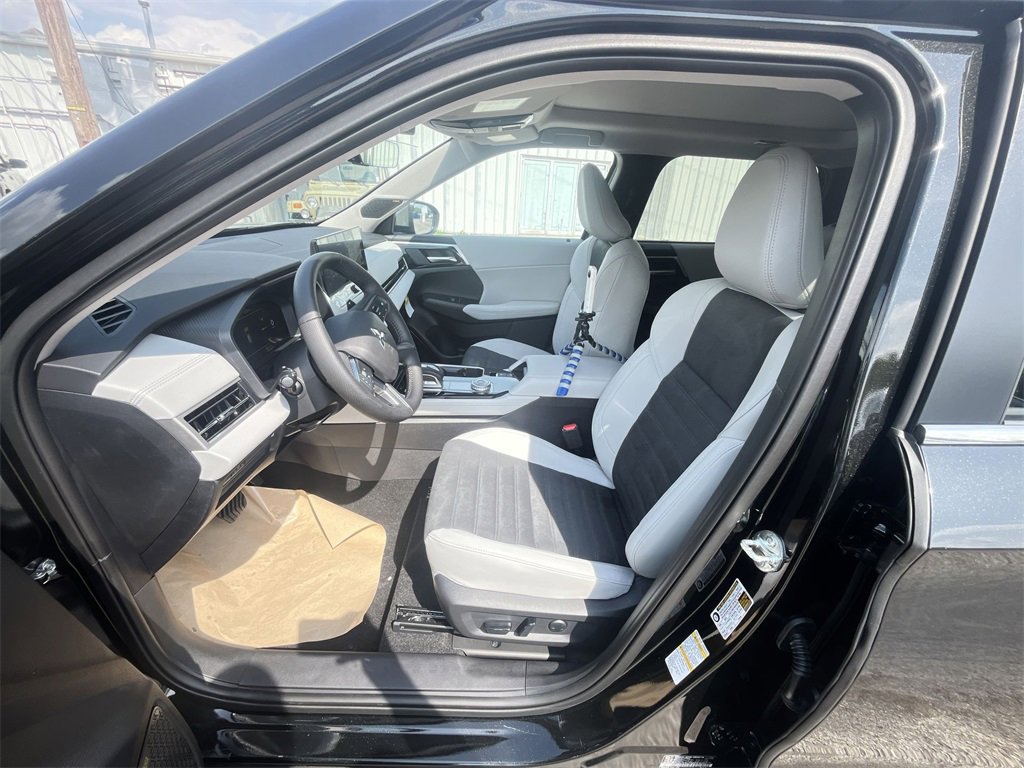 New 2025 Mitsubishi Outlander SE image 11