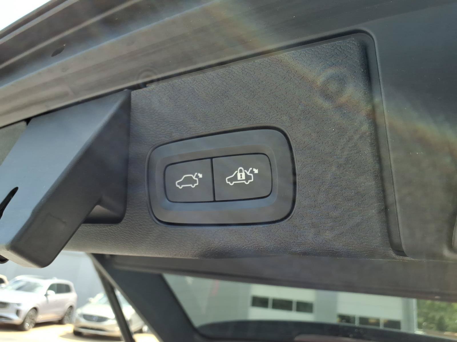 Used 2022 Volvo XC60 B5 Momentum w/ Advanced Package FWD image 26
