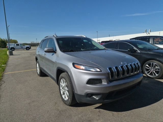 Used 2017 Jeep Cherokee Latitude w/ Cold Weather Group AWD/4WD image 3