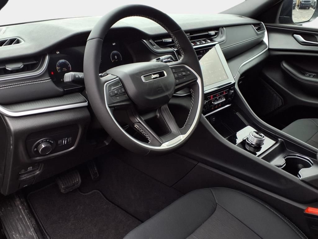 Used 2025 Jeep Grand Cherokee Laredo X w/ Luxury Tech Group I AWD/4WD image 7