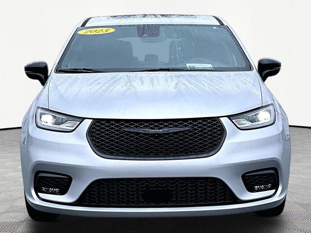 Used 2023 Chrysler Pacifica Limited w/ S Appearance Package FWD image 2