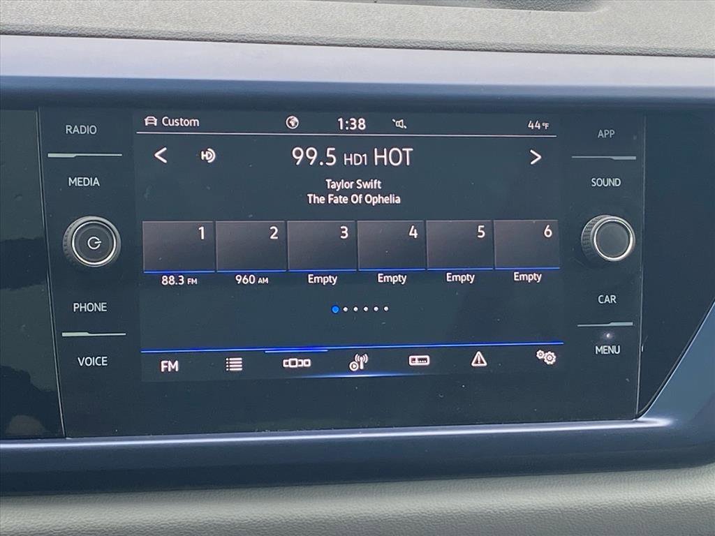 Used 2023 Volkswagen Taos SE w/ Panoramic Sunroof Package image 9