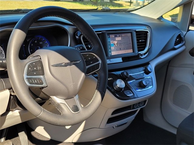 Used 2023 Chrysler Voyager LX image 9