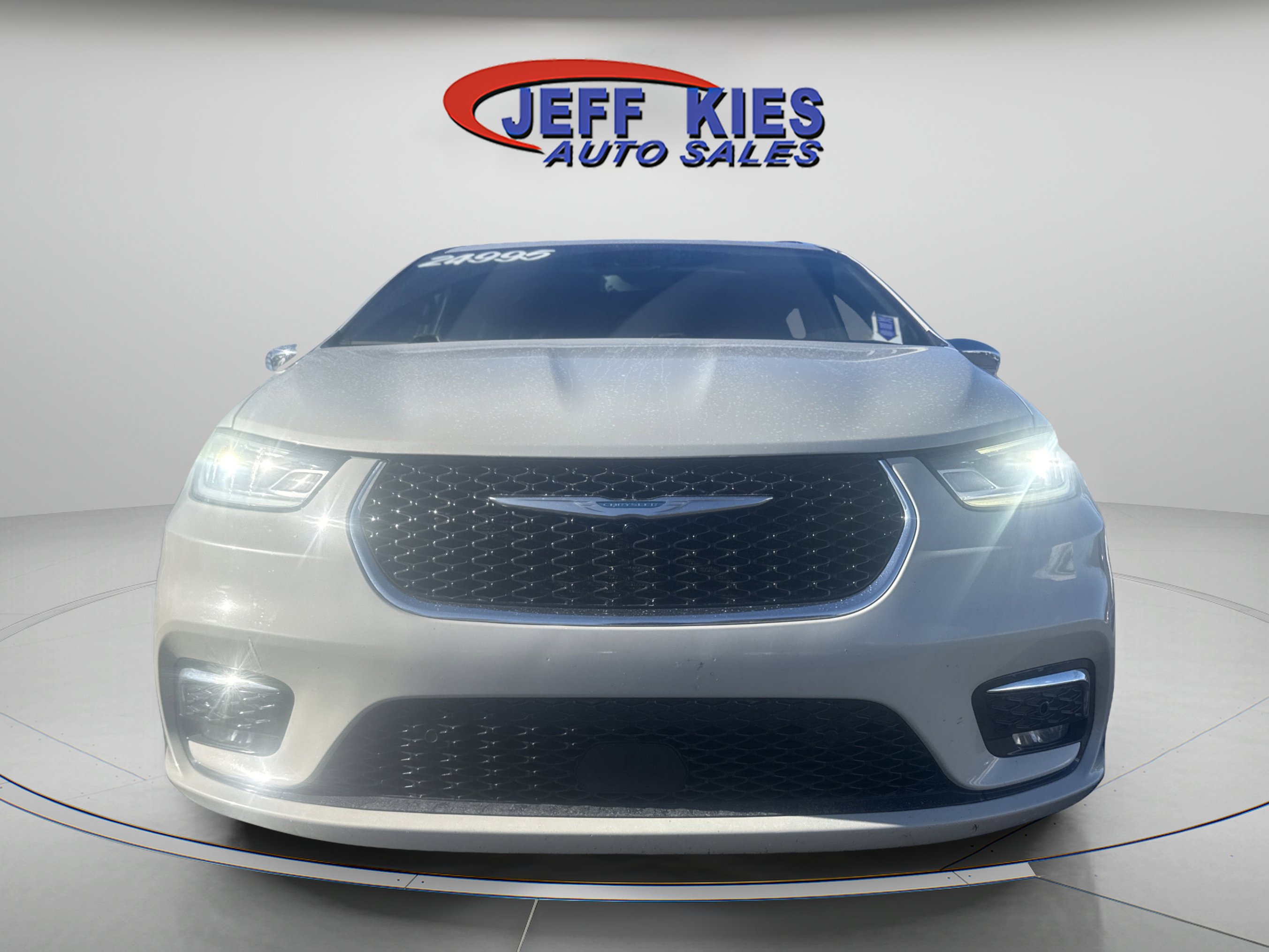 Used 2021 Chrysler Pacifica Limited w/ Uconnect Theater Family Group image 2