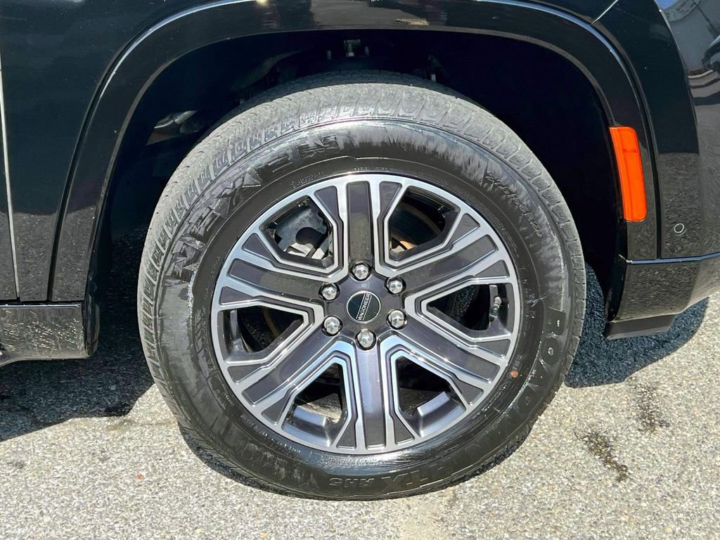 Certified 2025 Jeep Wagoneer 4WD w/ Premium Group I image 10
