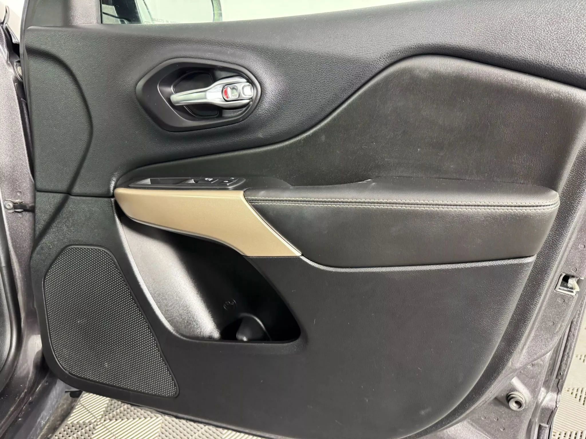 Used 2018 Jeep Cherokee Limited AWD/4WD image 40