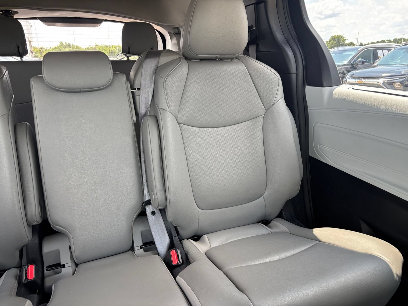 Used 2025 Toyota Sienna XLE FWD image 39