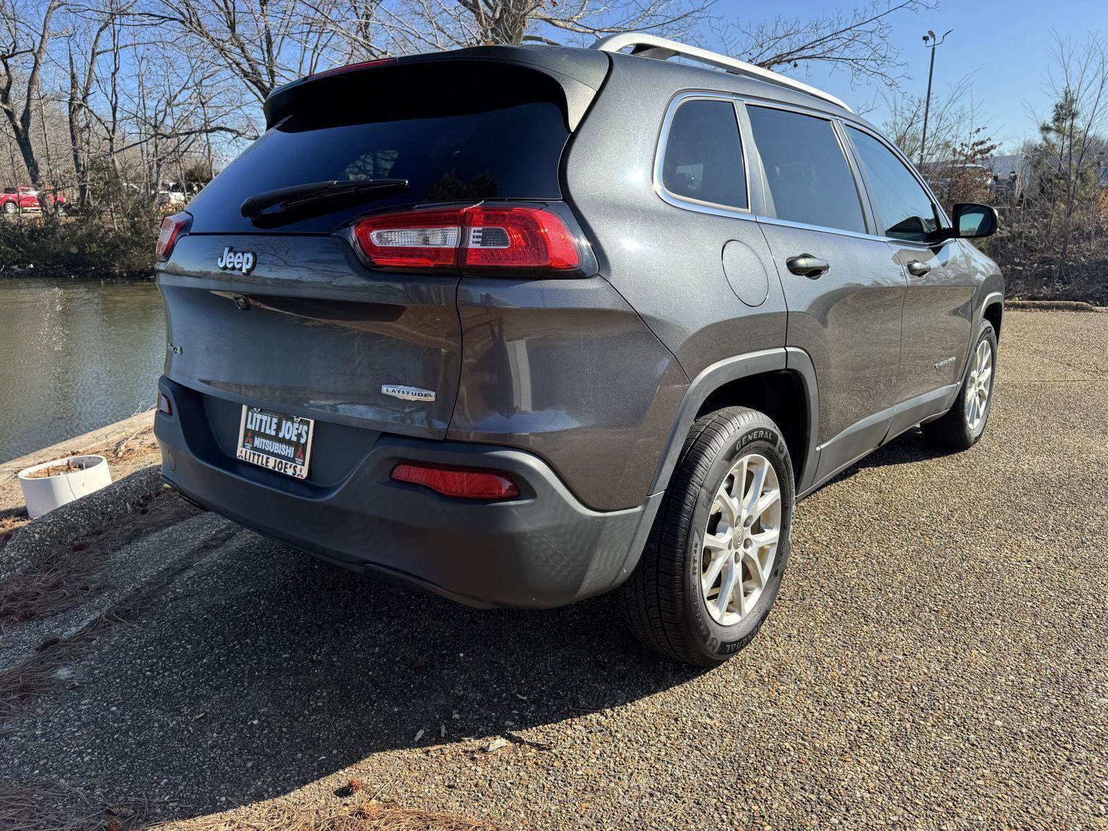 Used 2016 Jeep Cherokee Latitude w/ Cold Weather Group image 4