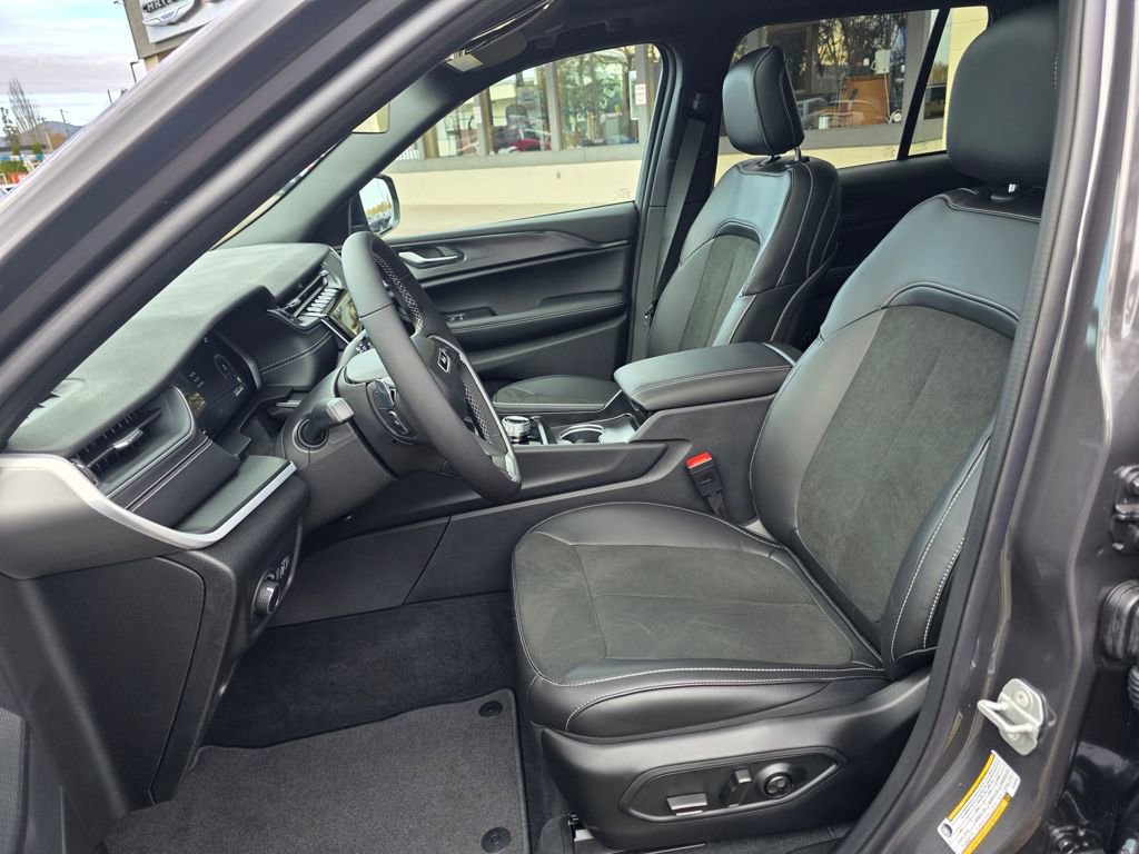 New 2025 Jeep Grand Cherokee Altitude AWD/4WD image 7
