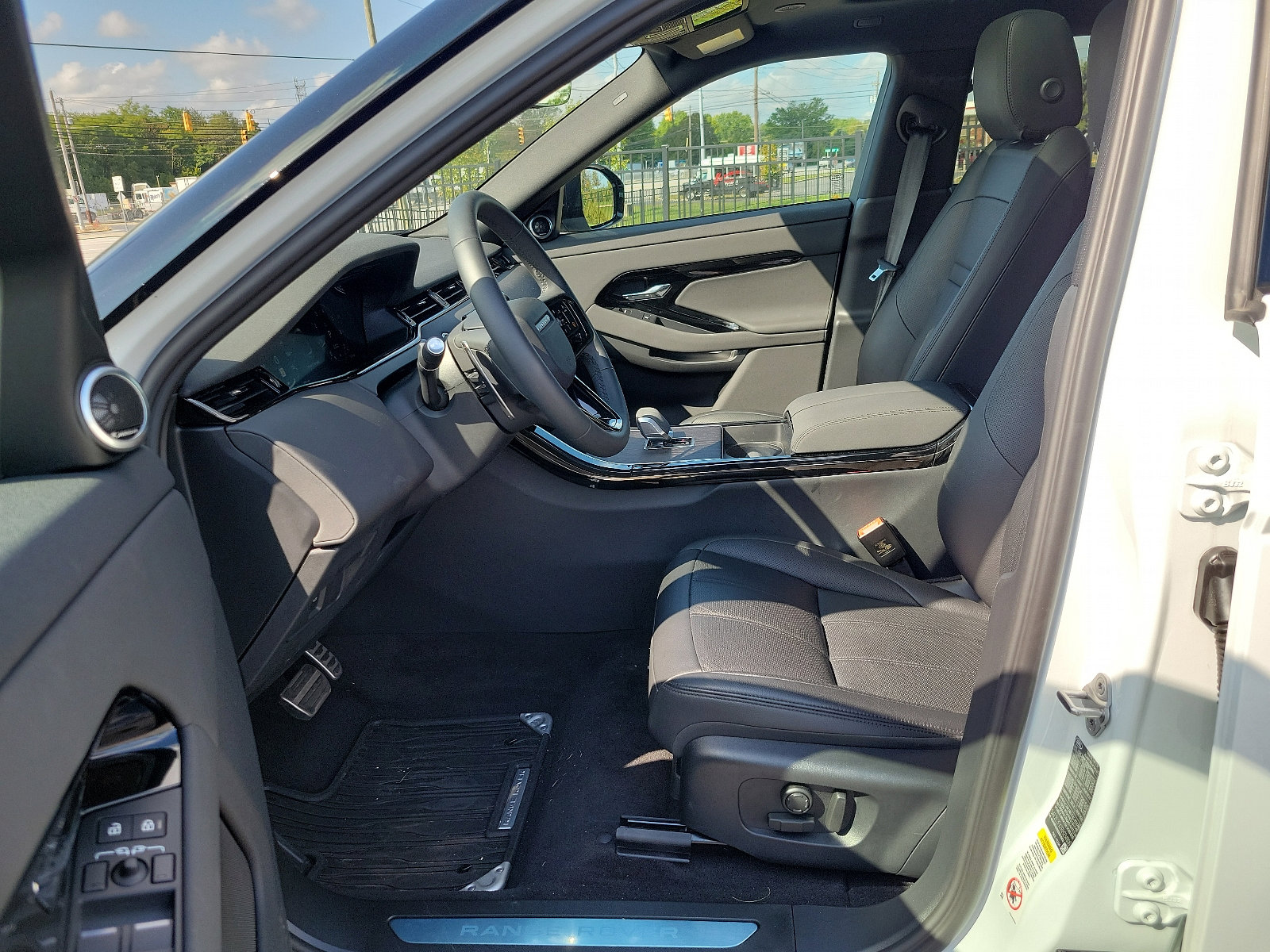 Used 2024 Land Rover Range Rover Evoque Dynamic SE image 12