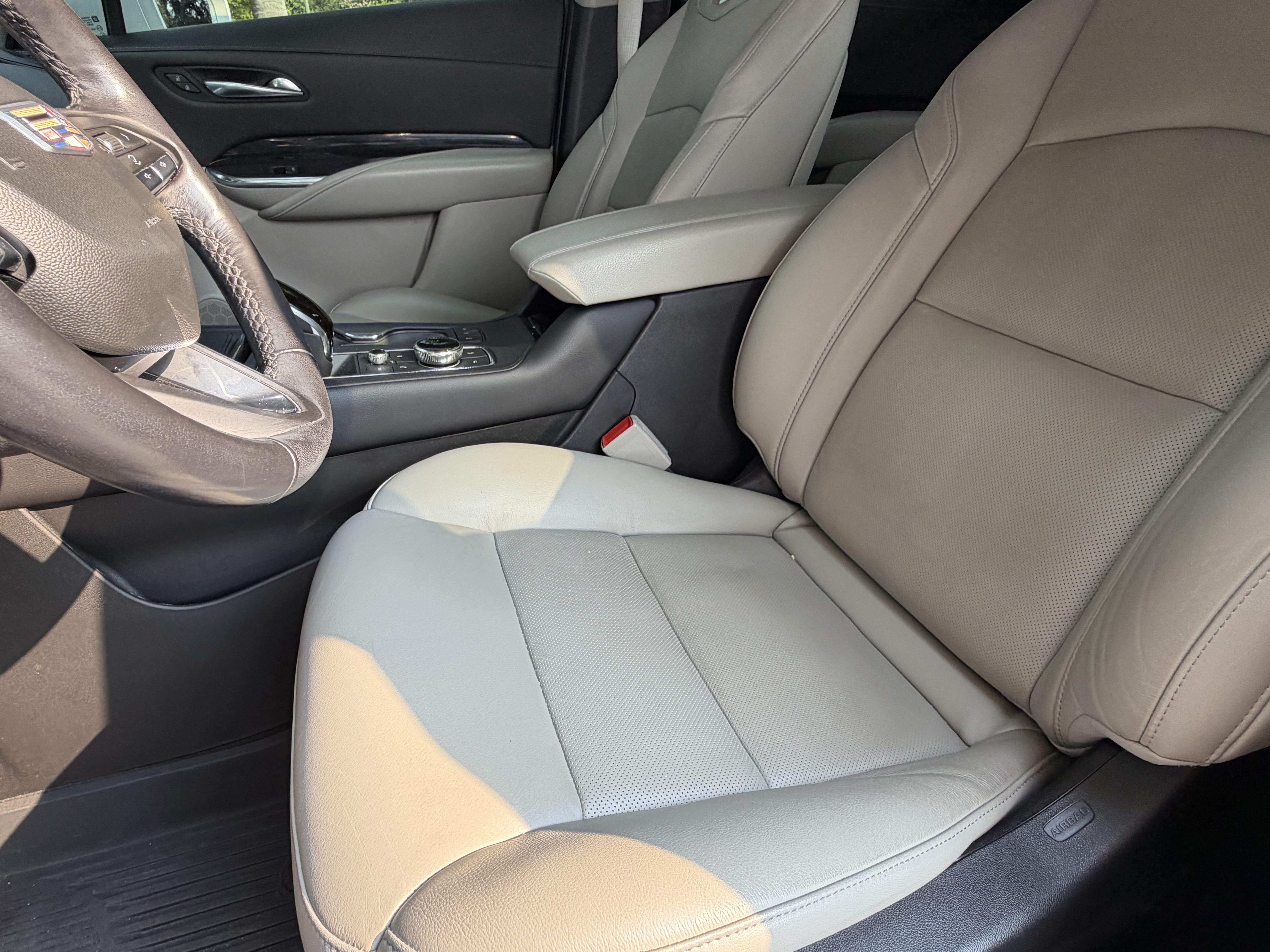 Used 2021 Cadillac XT4 Premium Luxury FWD image 17