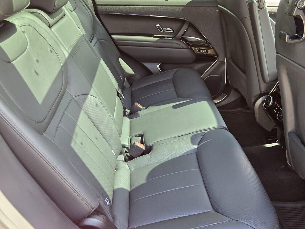 Used 2024 Land Rover Range Rover Sport SE AWD/4WD image 16