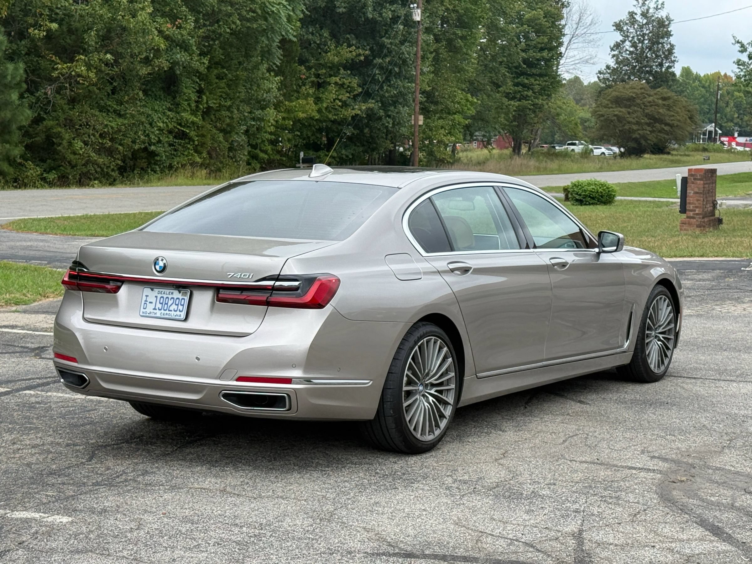 Used 2020 BMW 740i w/ Premium Package RWD image 4