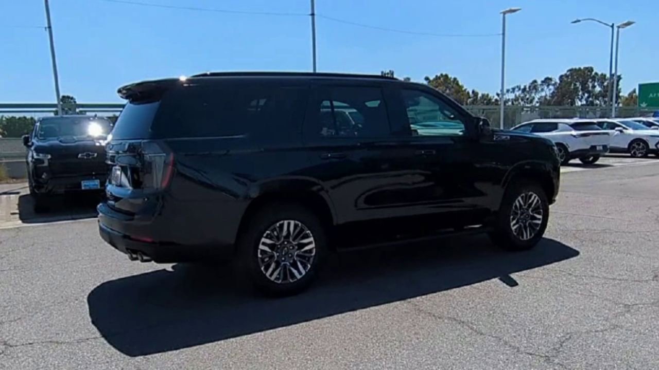 Used 2025 Chevrolet Tahoe Z71 w/ Comfort Package AWD/4WD image 8