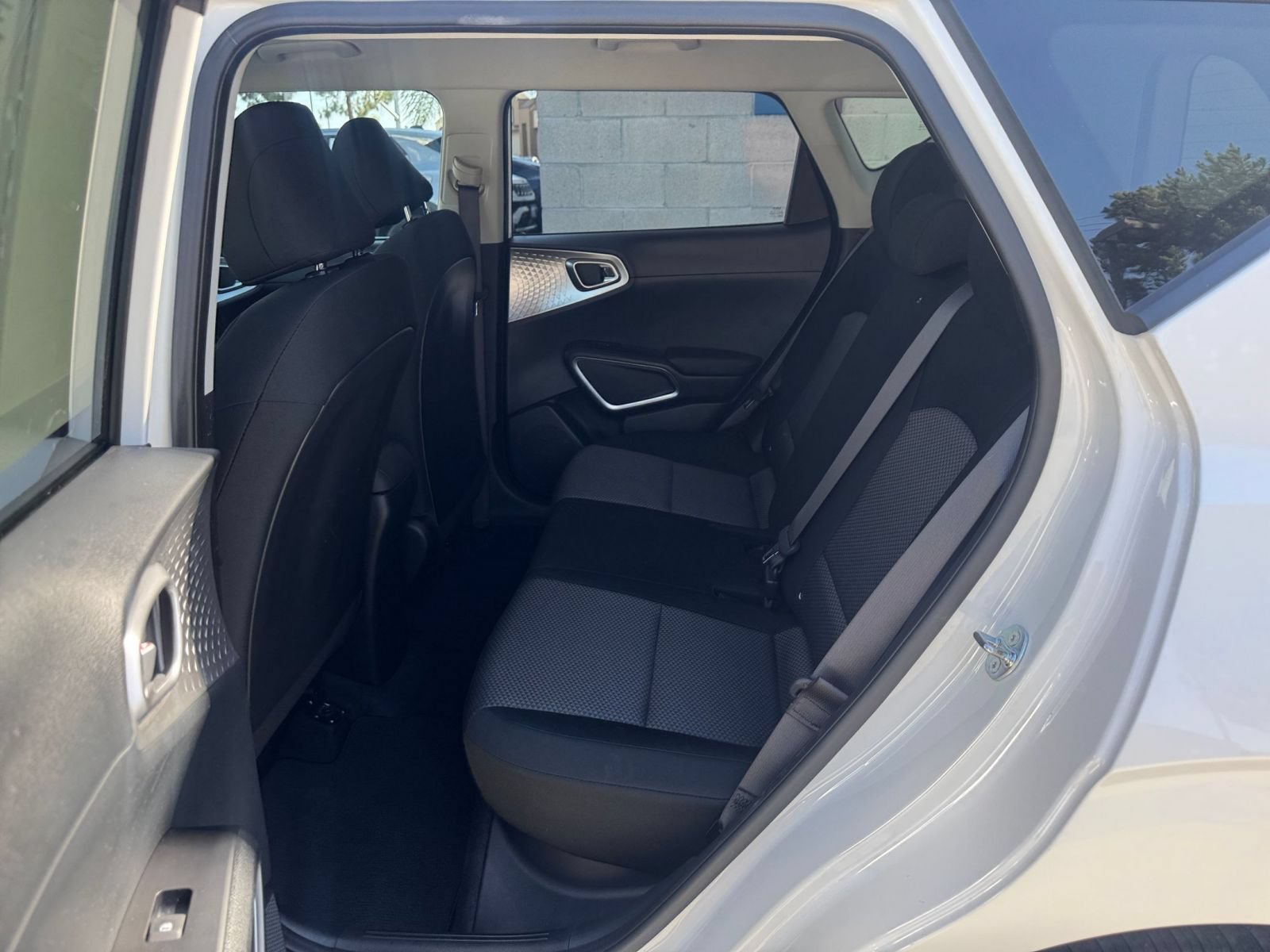 Used 2025 Kia Soul LX w/ LX Technology Package FWD image 23