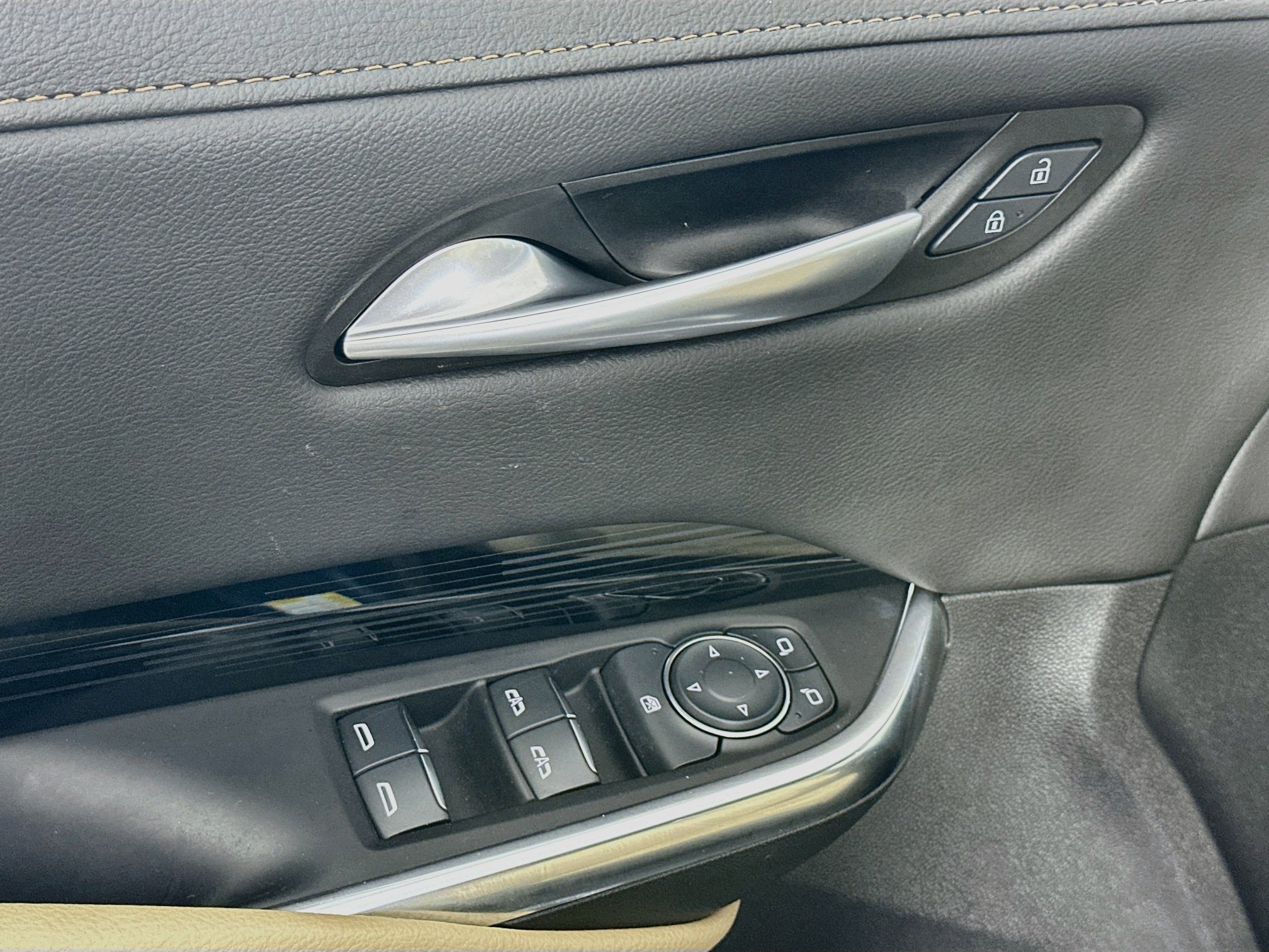 Used 2024 Cadillac XT4 Luxury w/ Cold Weather Package FWD image 15
