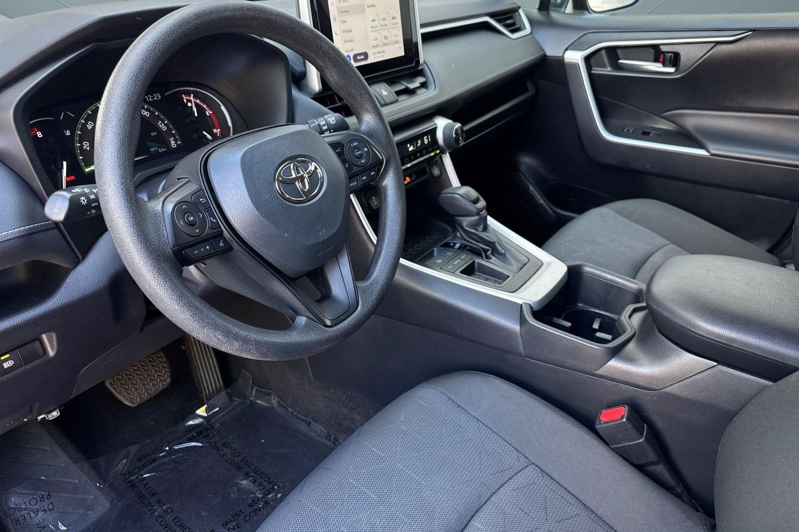 Used 2025 Toyota RAV4 XLE FWD image 4