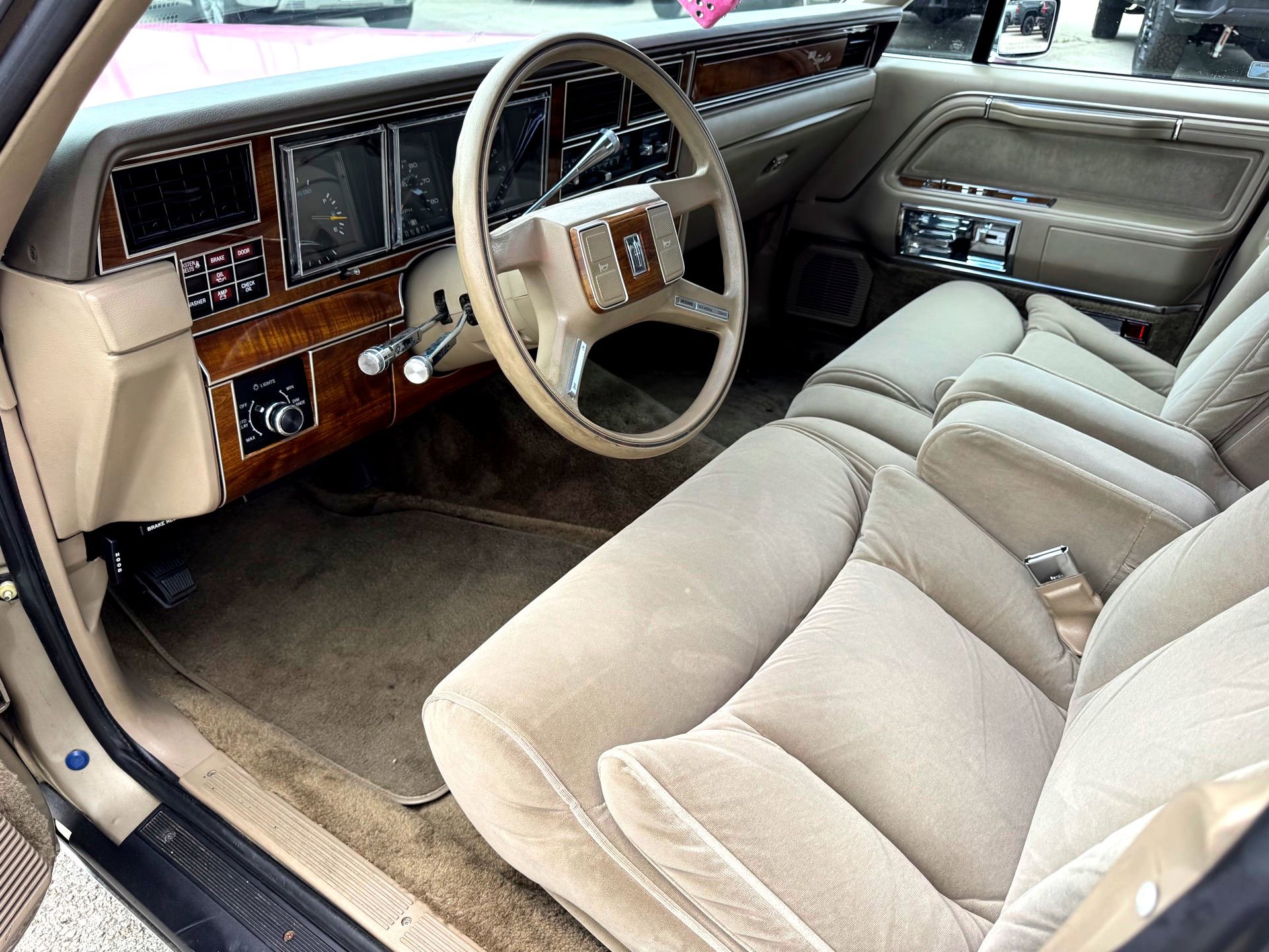 Used 1989 Lincoln Town Car Signature RWD image 18
