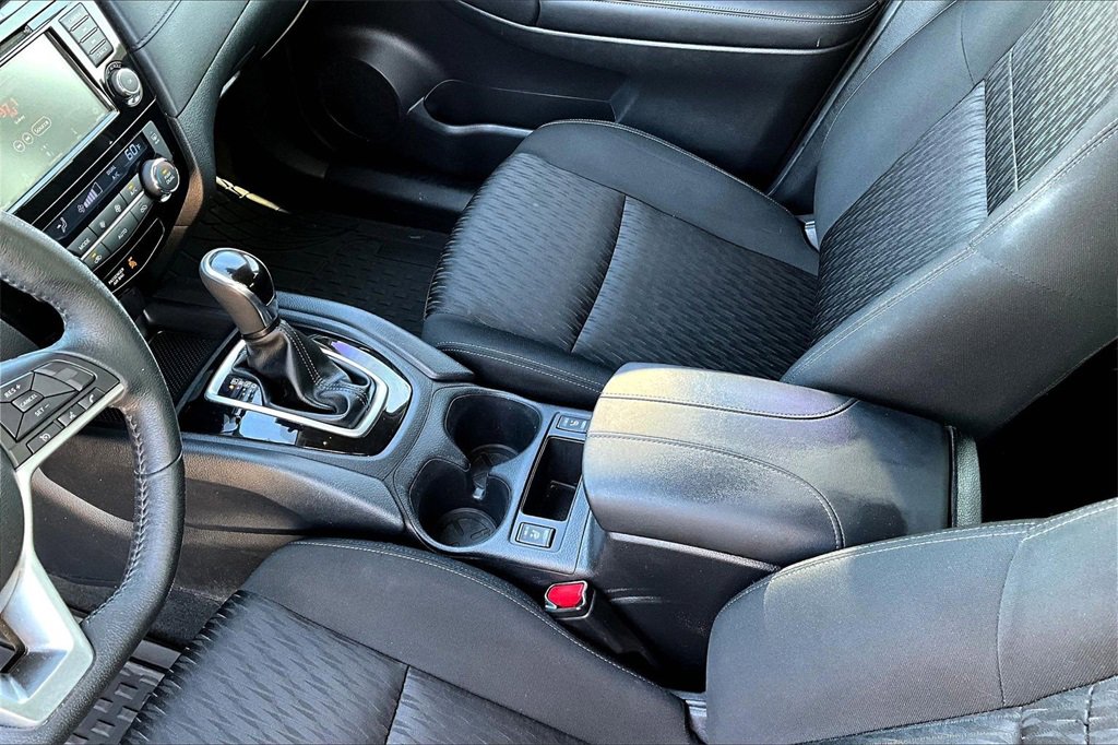 Used 2019 Nissan Rogue SV image 15