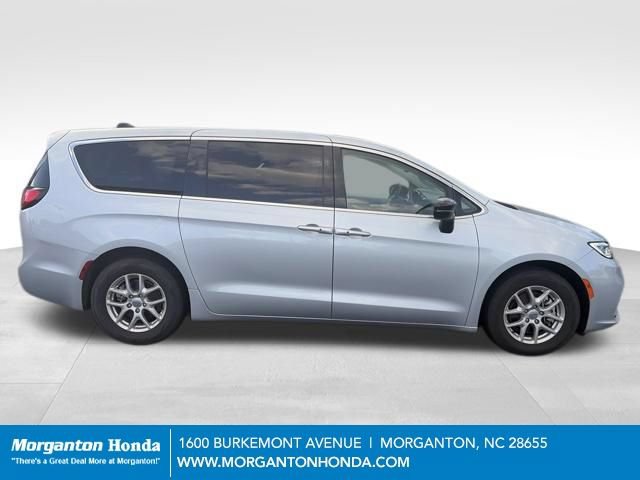 Used 2024 Chrysler Pacifica Touring-L FWD image 9