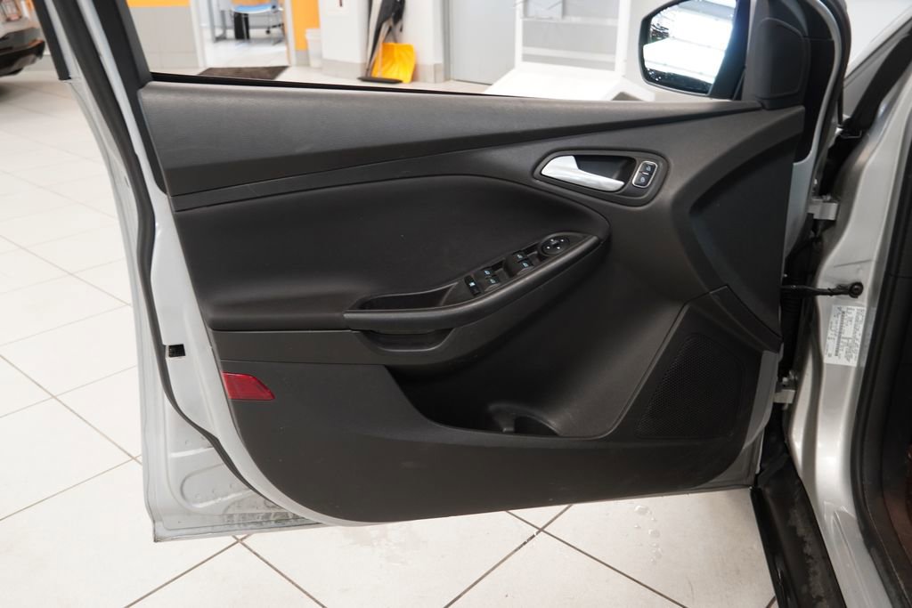 Used 2018 Ford Focus SE FWD image 5