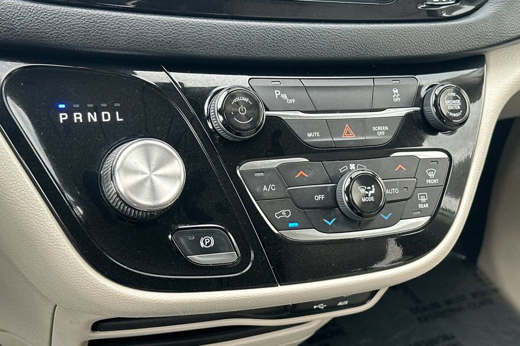 Used 2020 Chrysler Pacifica Touring-L w/ Premium Audio Group FWD image 26
