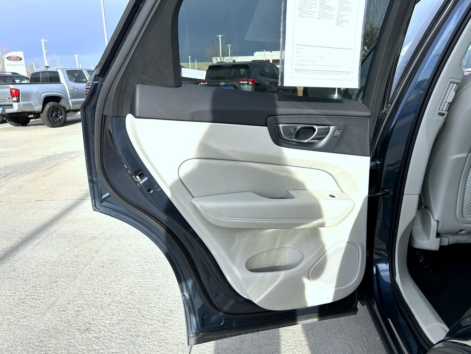 Used 2023 Volvo XC60 B5 Plus AWD/4WD image 19