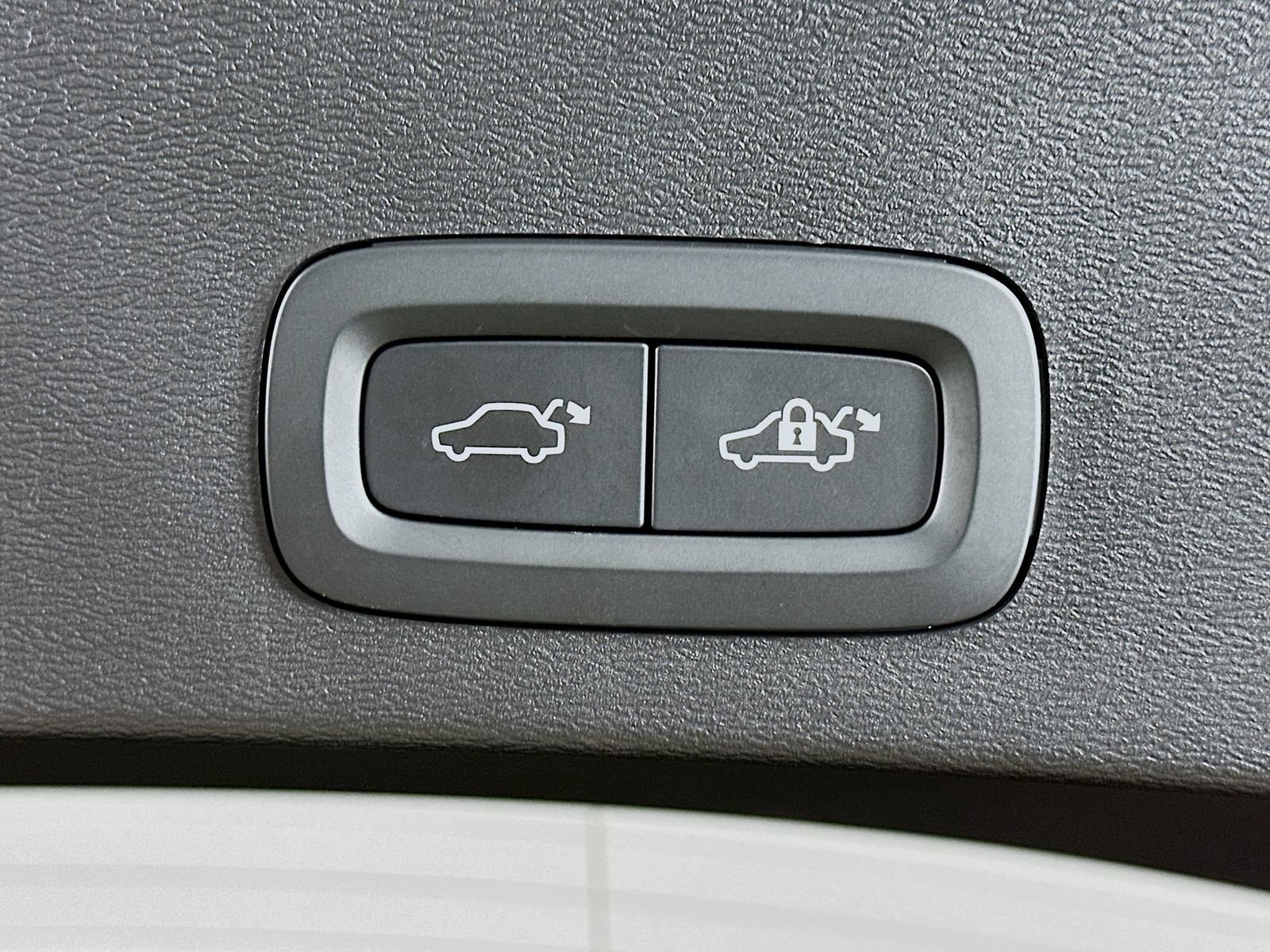 Used 2026 Volvo XC40 B5 Plus AWD/4WD image 38