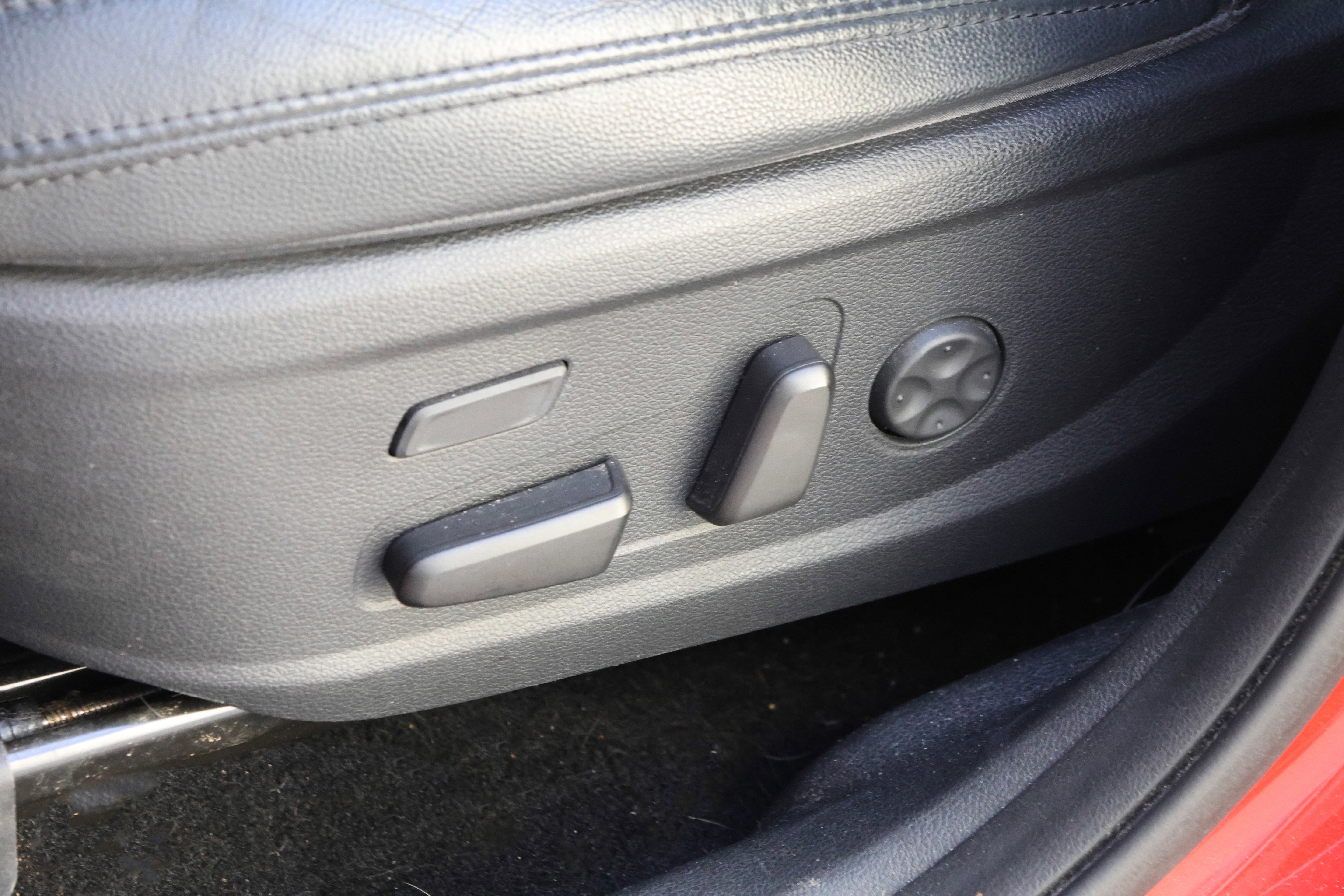 Used 2020 Hyundai Santa Fe Limited image 32