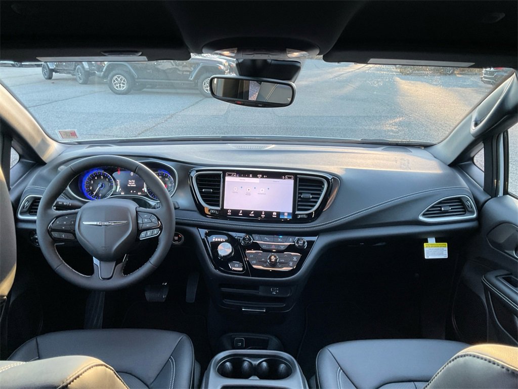 New 2026 Chrysler Pacifica Select w/ S Appearance Package image 18