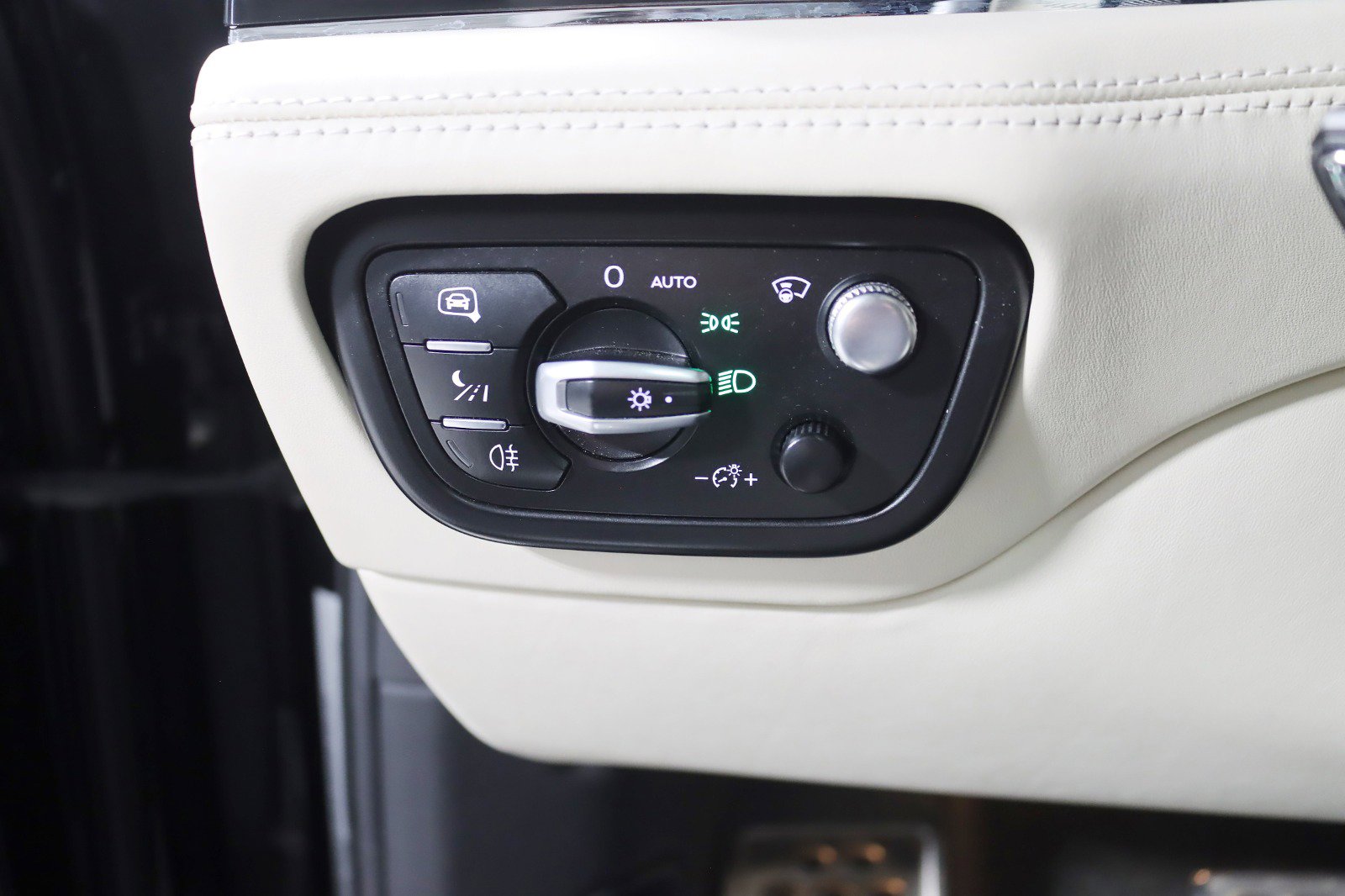 Used 2017 Bentley Bentayga image 16